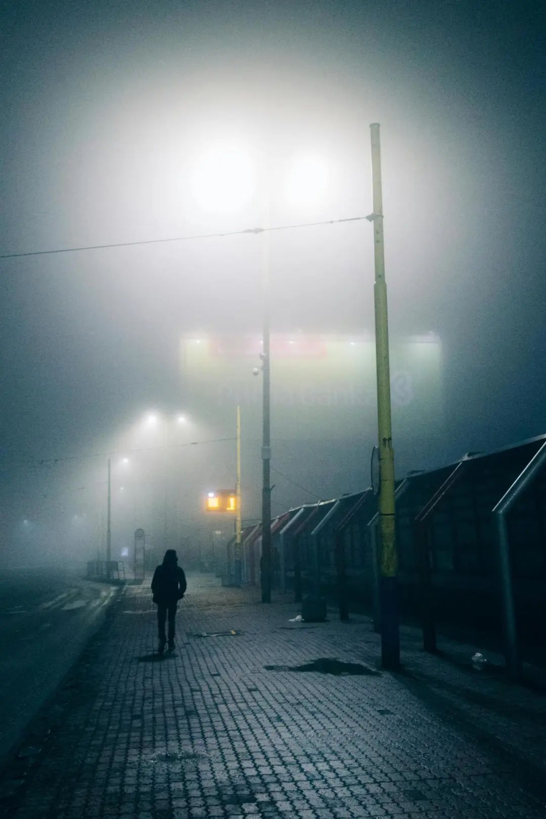 夜景拍得不好看，很可能是画面不够干净